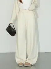 米杏色のゆったりとした女性用ワイドレッグパンツ【デザイン感あるスウェット・ビッグサイズ】