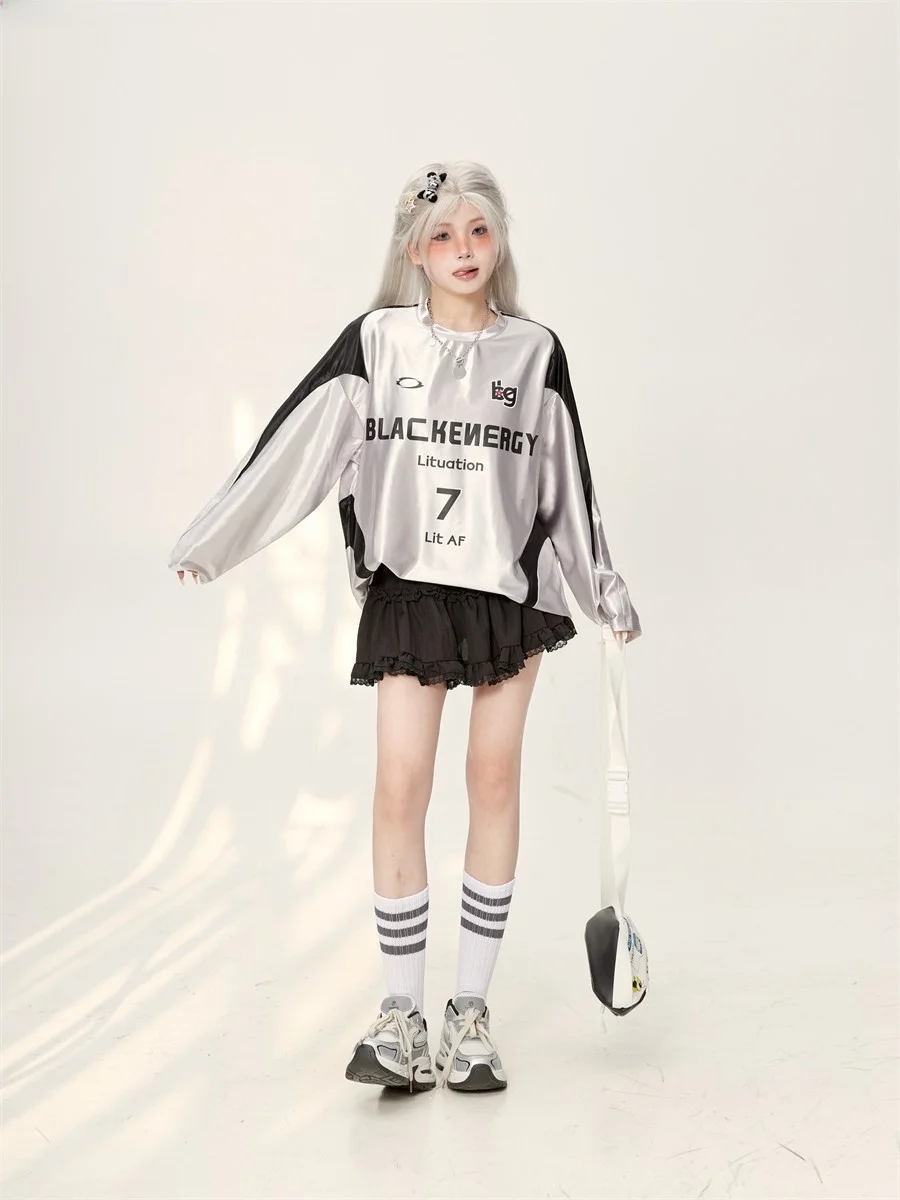 ゆったりとしたシルエットの長袖Tシャツ：通勤風のプリントデザインが秋に最適な理由
