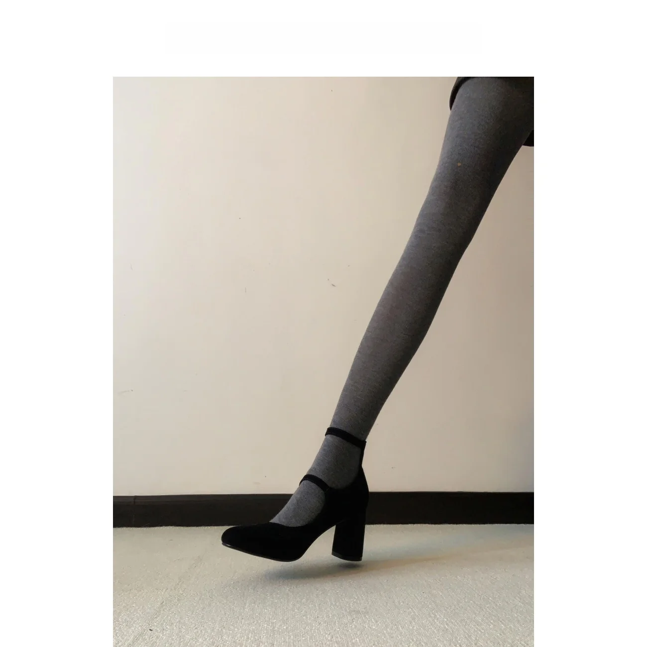 ギャザーパンプスとは？マリー・ジェーンデザインの粗いヒールパンプスが解決する実用性とスタイルのバランス