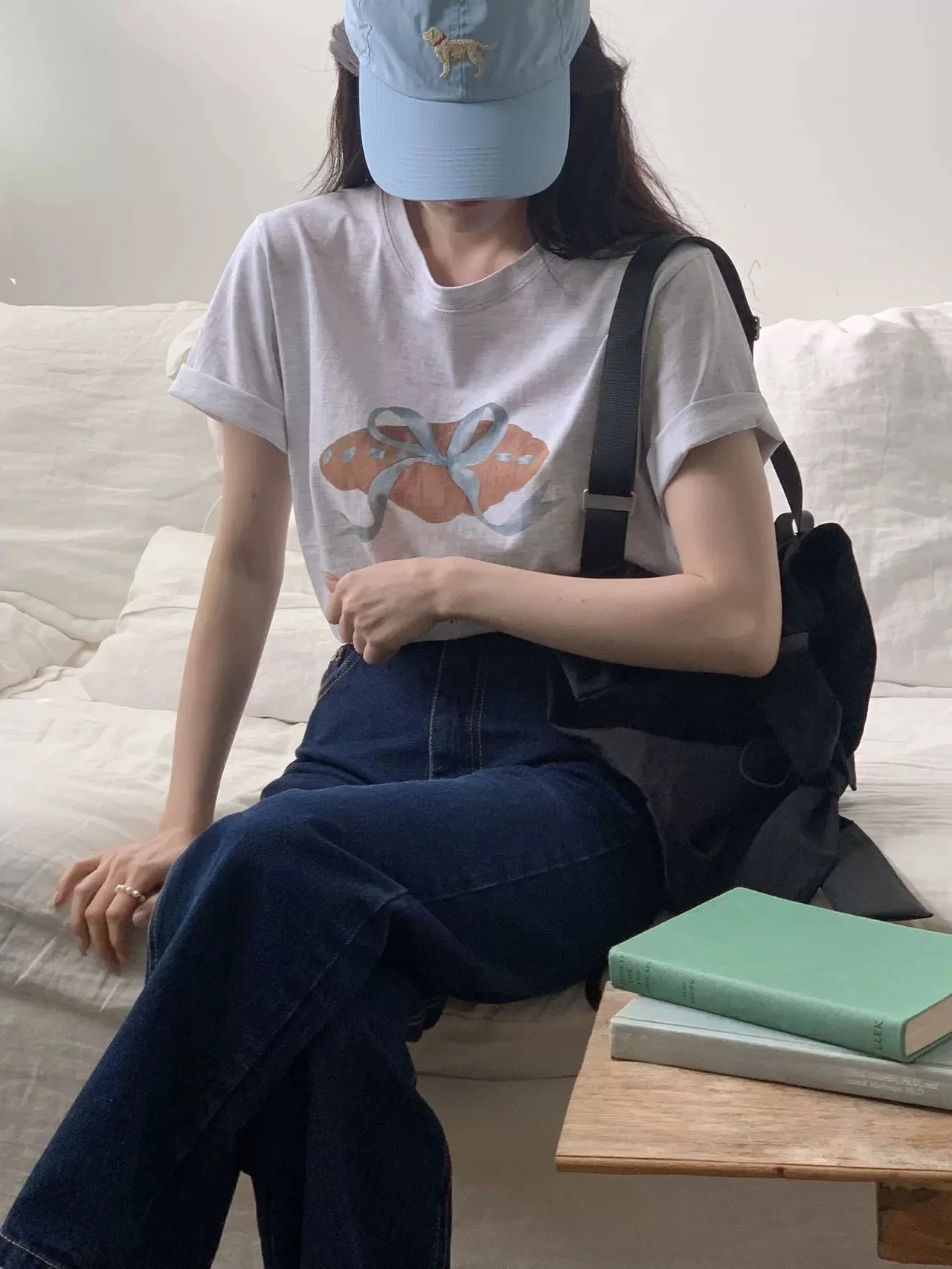 バレリーナ風クルーネックTシャツ：リボンプリントとルーズフィットの夏の着こなし