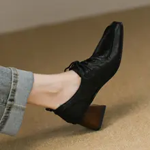 快適な黒のスクエアトゥミドルヒールパンプス【本革・太ヒール・深めのデザイン】