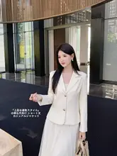 米白色のレディースジャケット【春用・デザイン性のあるカジュアル仕様】