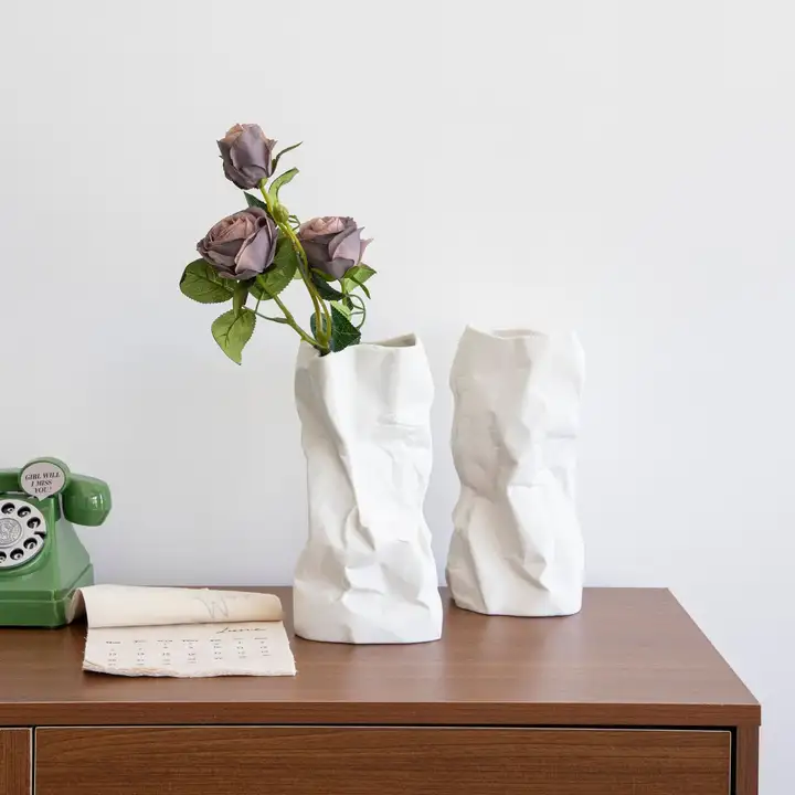 北欧デザインのアート風陶器花瓶【不規則なシワ・デスク装飾用】