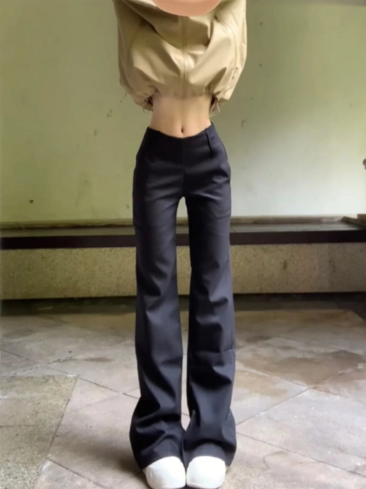 黒服に合うズボンは、本当に黒がベスト？それとも、ちょっとした色の遊びが勝ち手？