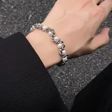 シンプルデザインの男女兼用ブレスレット【軽やかさとおしゃれさ】