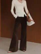 レトロクラシックな深い茶色のコーデュロイ微フレアカジュアルパンツ【春秋用・ストレートシルエット】