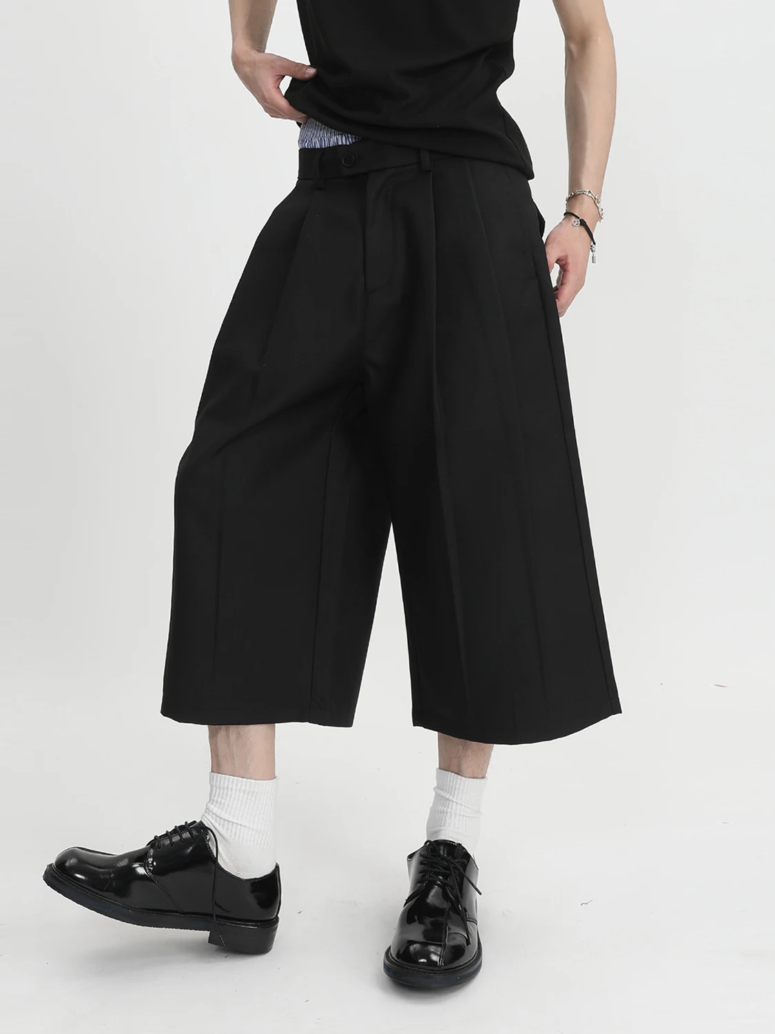 黒のワイドストレートカジュアルパンツ：着こな  しのバランスと実用性を徹底解説