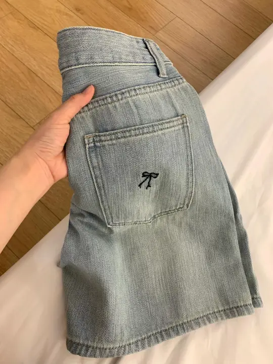 リボン刺繍デニムショートパンツ【ハイウエスト・ストレートレッグ・女性用】