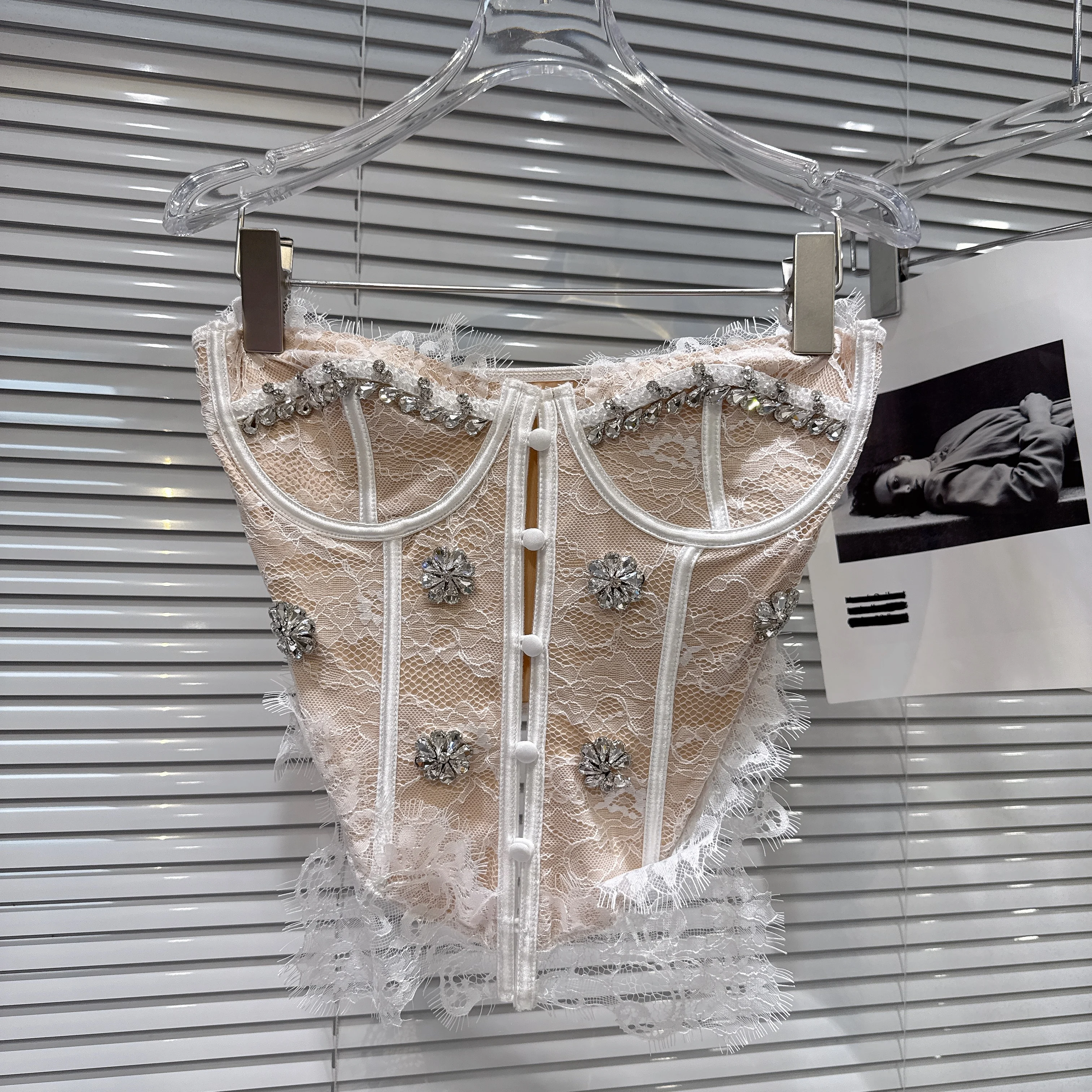 レースビーズ付きビスチェ【魚骨デザイン・春用】とは？女性向けのファッションアイテムの特徴と実際の使用シーン