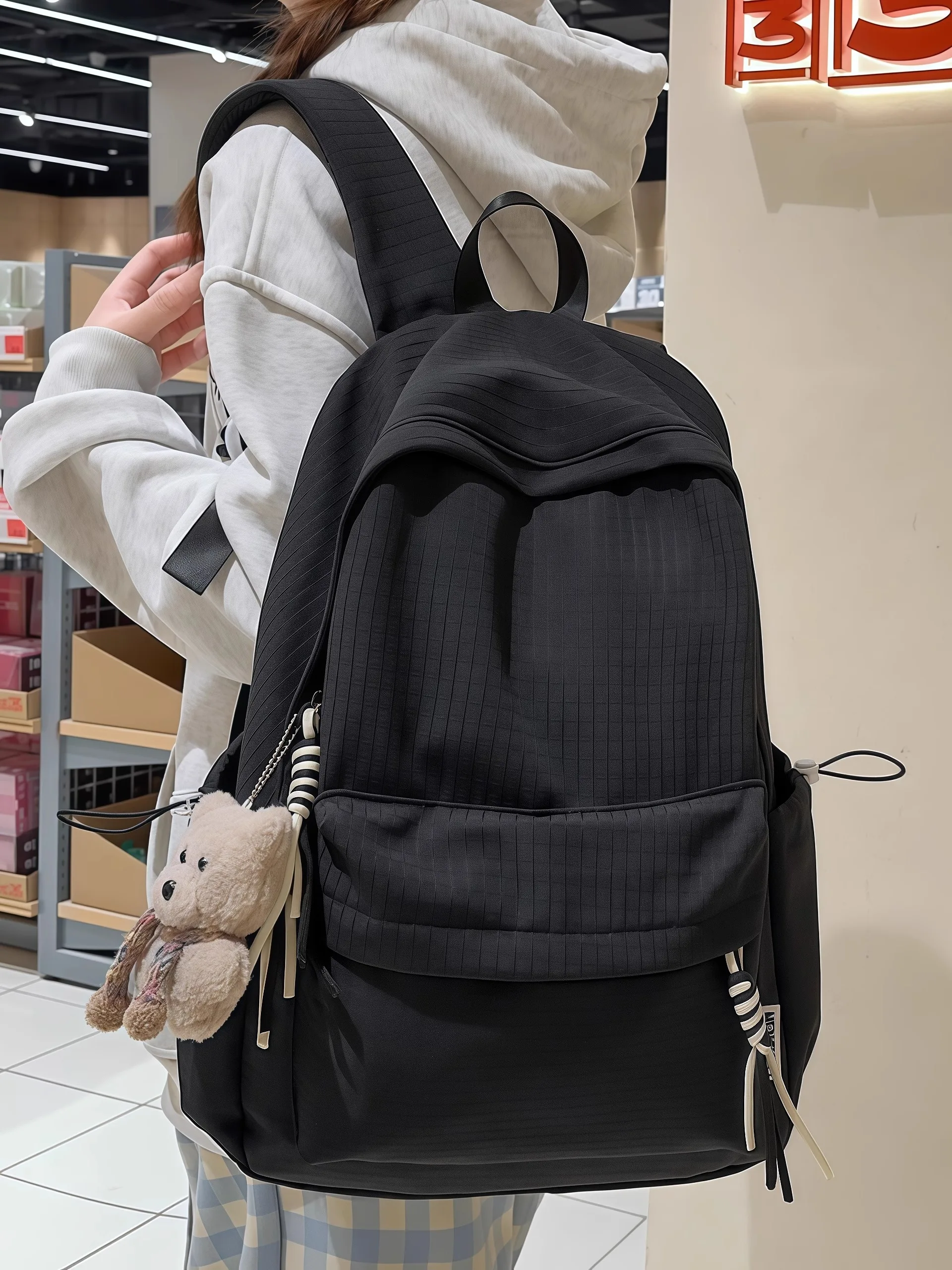 女子学生用ブラックリュックをどう選ぶ？大容量・シンプルデザインで通学と通勤を両立できるアイテムとは？