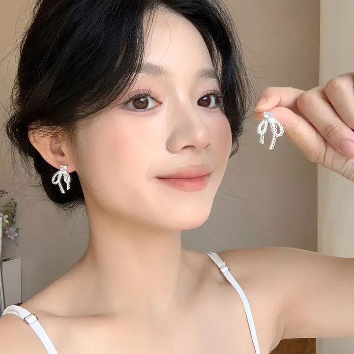 レースフリルリボンパールイヤリング【穴あけ不要・高級感・上品デザイン】
