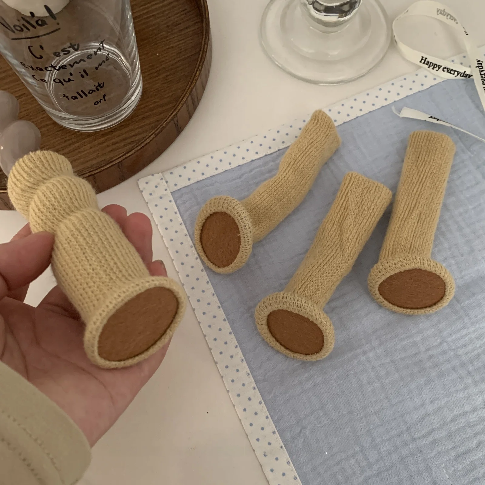 DIYテーブルの足を静音で快適に守るには？カーペット製脚カバーが解決するリアルな悩み