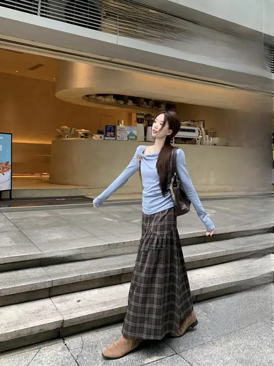 大きなボタンのオフショルダー長袖Tシャツ【秋用・女性用】と高腰チェック柄スカート（セットアップ対応）