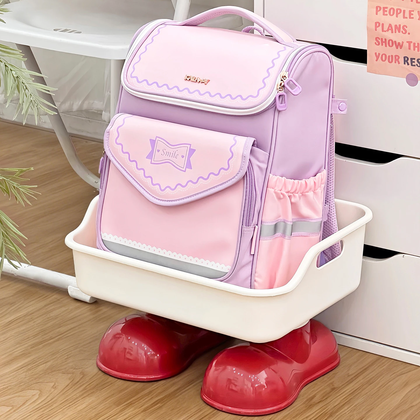 可愛らしいデザインのキャスター付き収納ラック：子供書類や絵本の整理に最適な収納スペースの選定