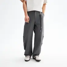 メンズ カジュアルパンツ カーブドシルエット 4WAYストレッチ 防シワ加工 快適 着脱式ストラップ 「CHINISM」