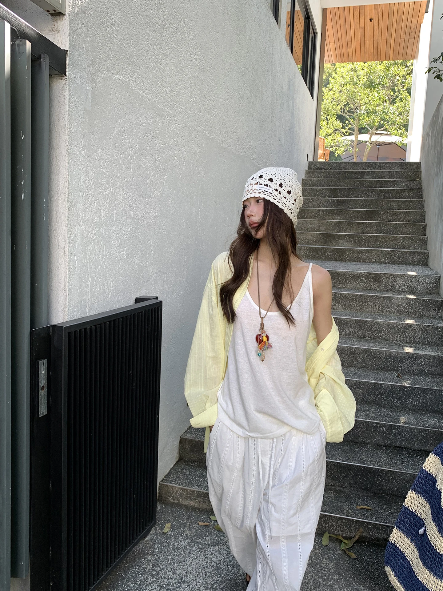 長めのネックレスで女性らしさを際立たせる：レッドハートデザインの高級感あるアクセサリー