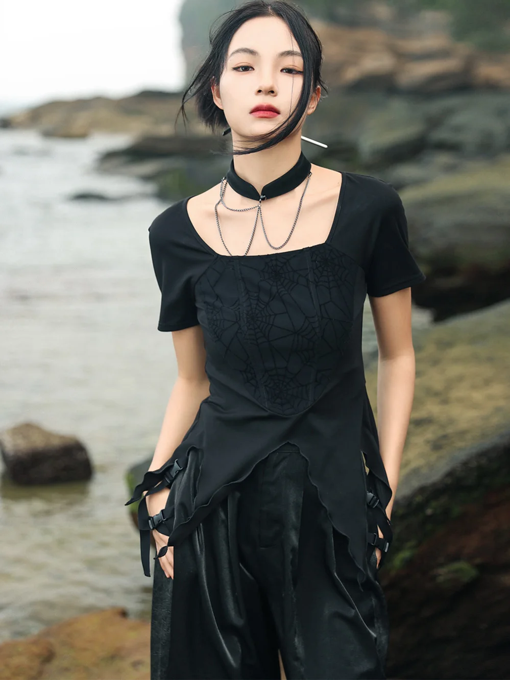 暗黒ロマンの夏をどう選ぶ？大青竜のゴシックTシャツがもたらす、不規則で魅せる新しいスタイルとは