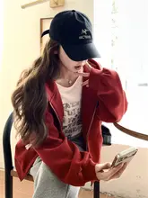 オーバーサイズの赤いフード付きトレーナー【春秋用・女性・スタイリッシュデザイン】