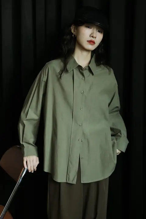 レトロなデザインの長袖シャツ【シンプル・秋用・女性】