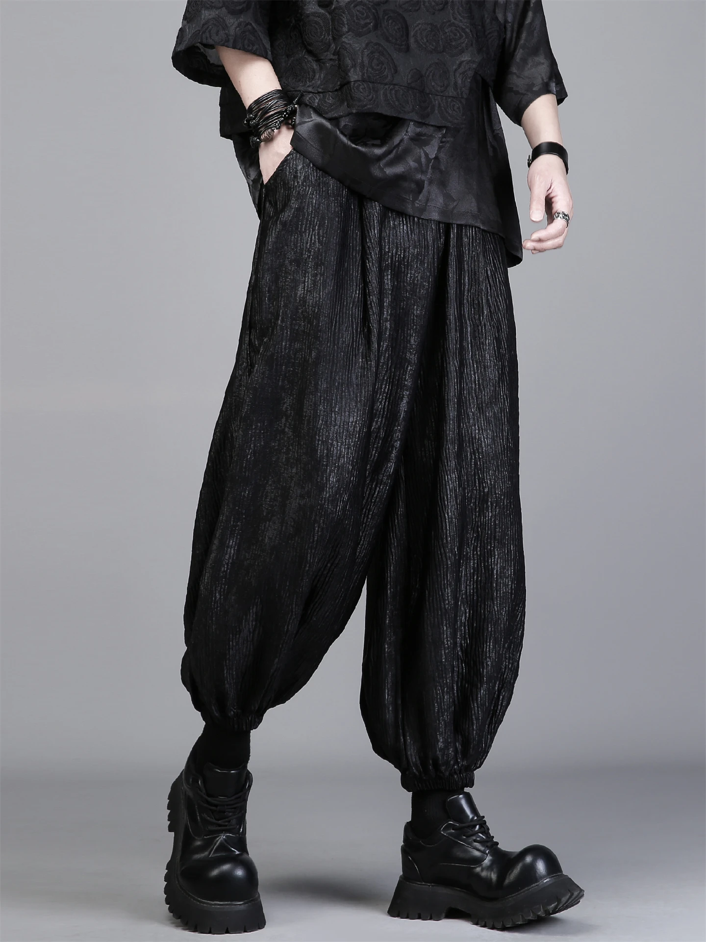 ピチピチの服 男：フィットのプリーツドローストリングパンツが日常にどう活かされるか