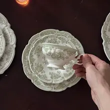 フランス風デザインの陶器製花柄プレート【浮彫りエッジ・グリーンローズ・カフェカップ・デザート皿】（セットアップ対応）