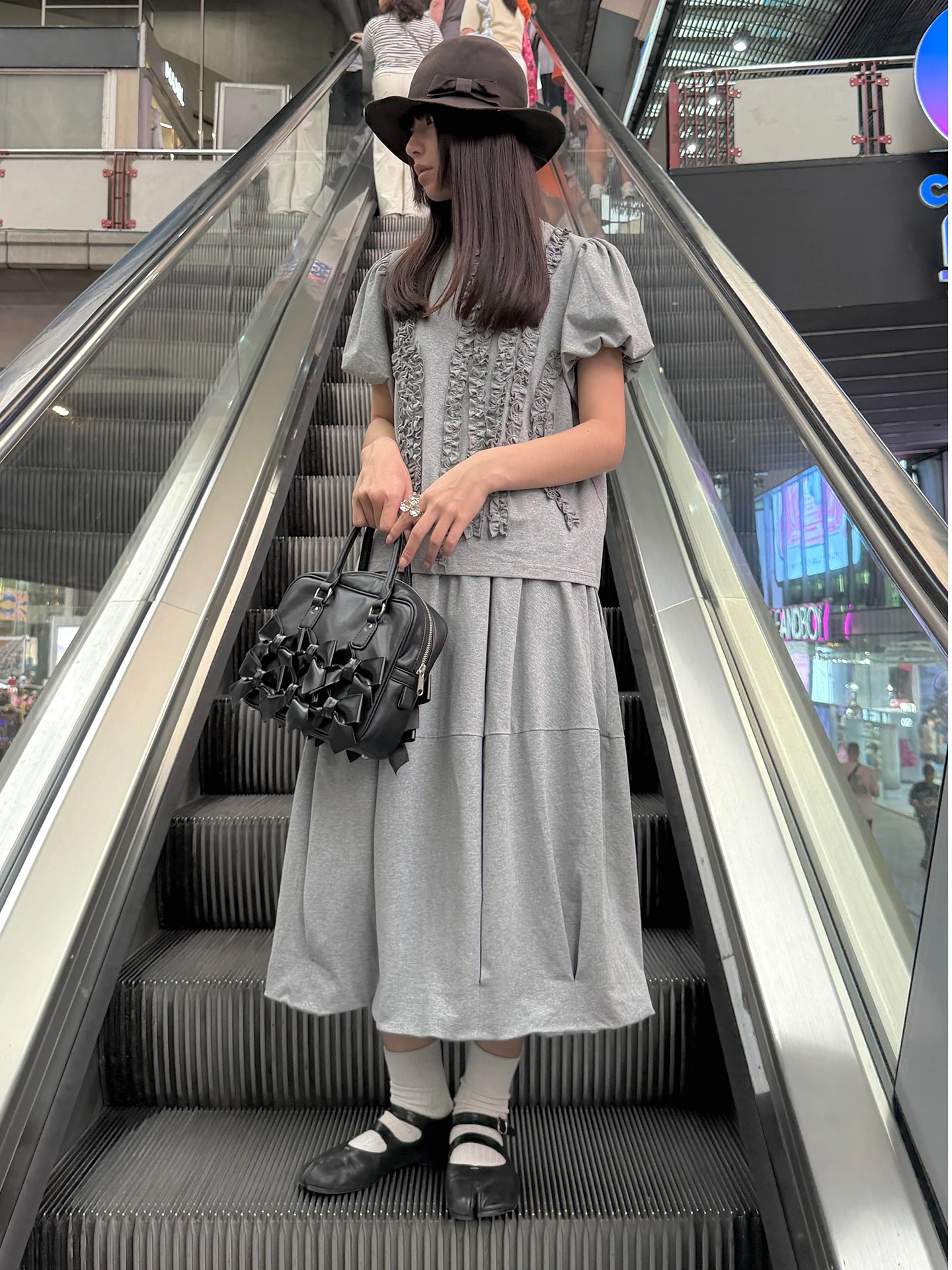 花柄グレーの重工デザイン フレンチ風レディースTシャツとスカートセット：トレンドフェミニンの定義と実際の着用シーン
