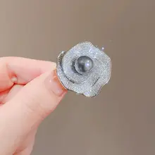 高級感ある黒真珠の山茶花ブローチ【女性用・デザイン性高い・スーツ用装飾】