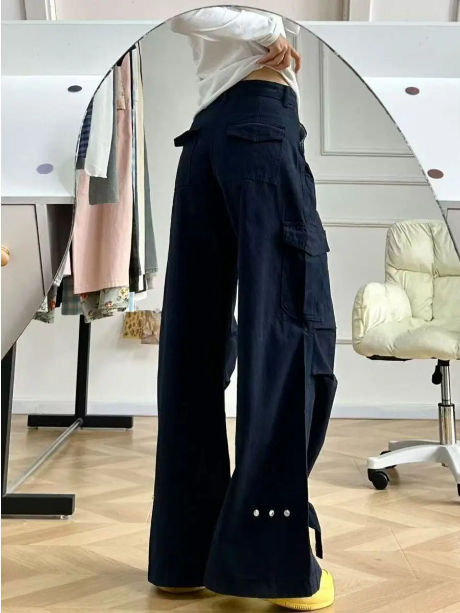 40代の女性が選ぶべきデニムコーデは、宝石のような青のワークスタイルデニムパンツ？
