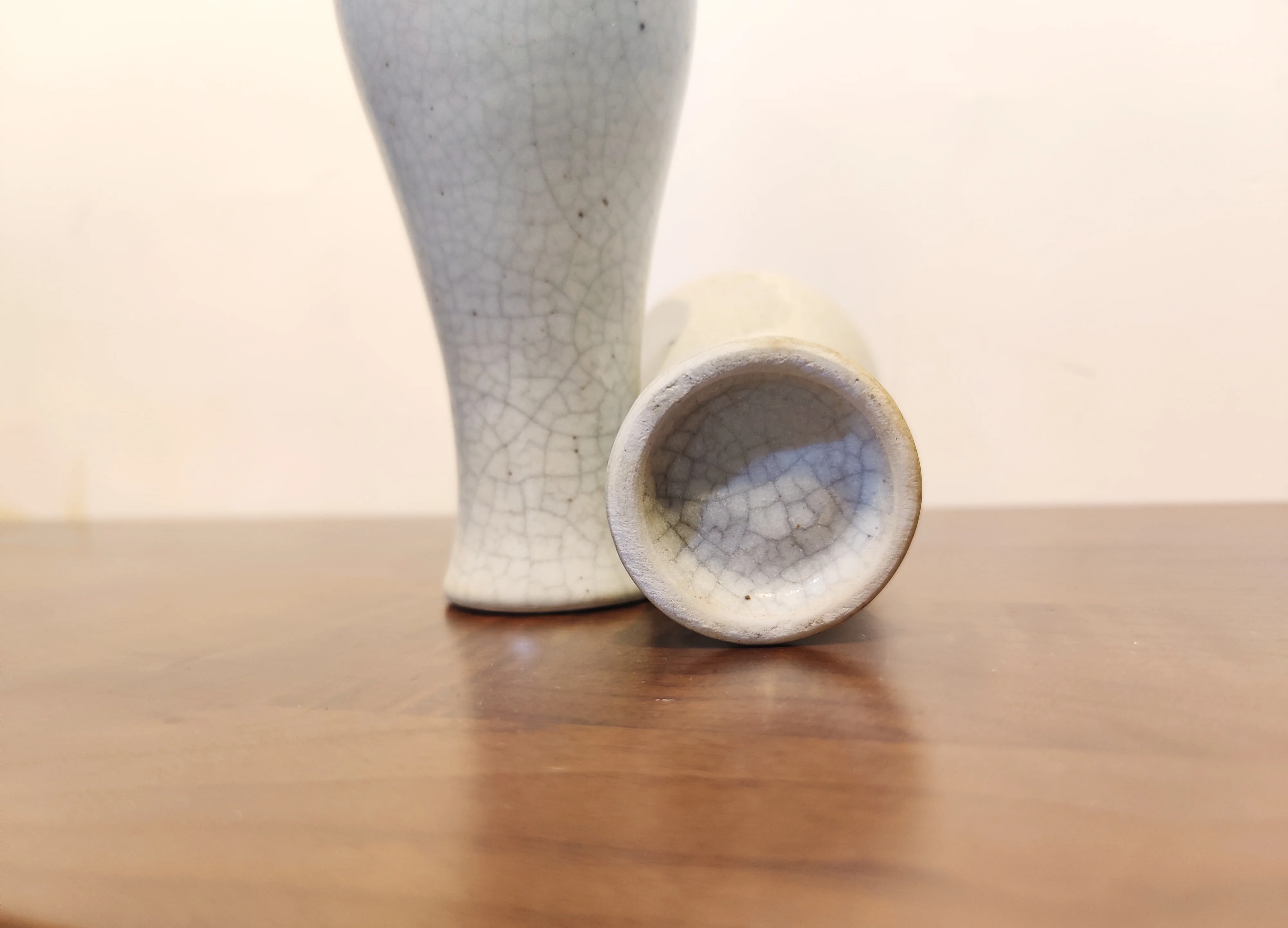 清朝末期の德化潮州窯花瓶【仿哥窯金絲鉄線文・観音浄瓶】：生けやすい花瓶としての実用性とデザインのバランス