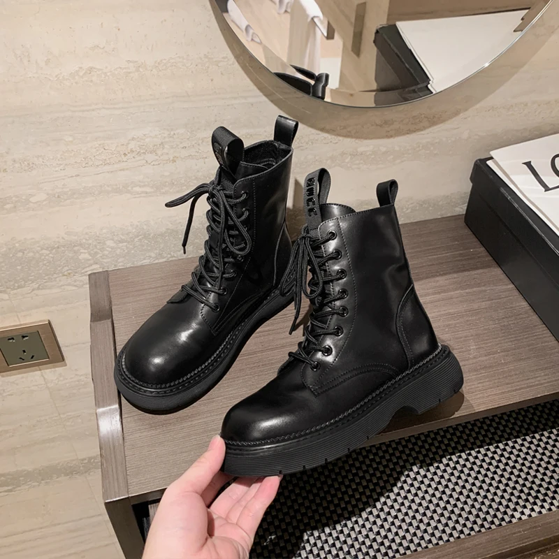 黒いブーツと茶色のブーツ、どちらが冬に最適？実際の生活で感じた違いを解説