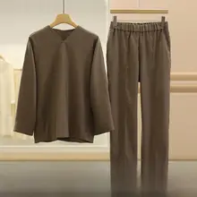 Vネックのゆったりとしたブラウスとカジュアルパンツの二点セット（セットアップ対応）
