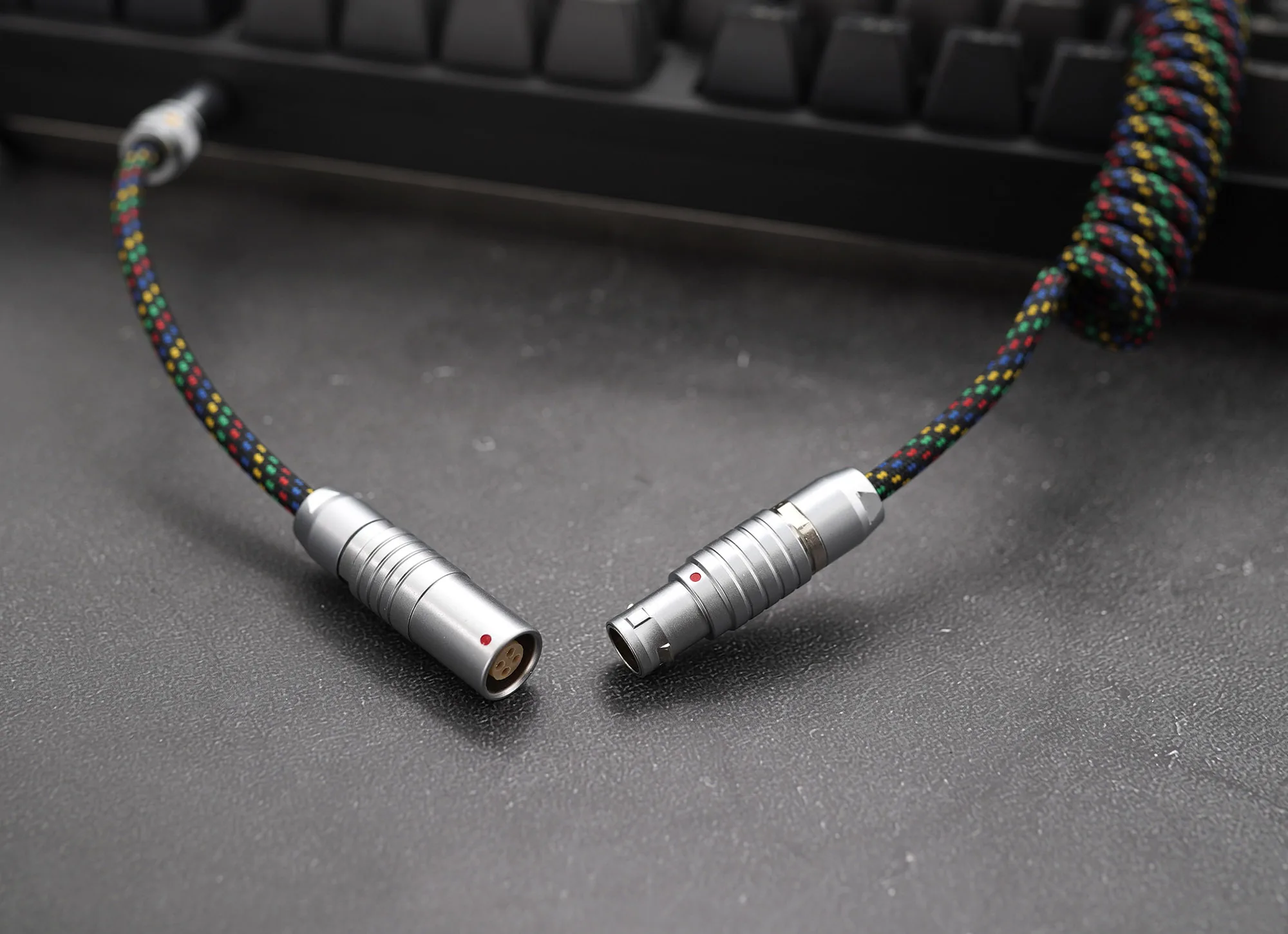 手作りのスパイラルデータケーブル：ミニUSBとType-Cインターフェースの実用性と信頼性
