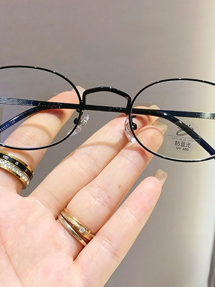 40代の若く見えるメガネはこれ！？30代女性が選ぶシンプルでスタイリッシュな金属フレーム眼鏡