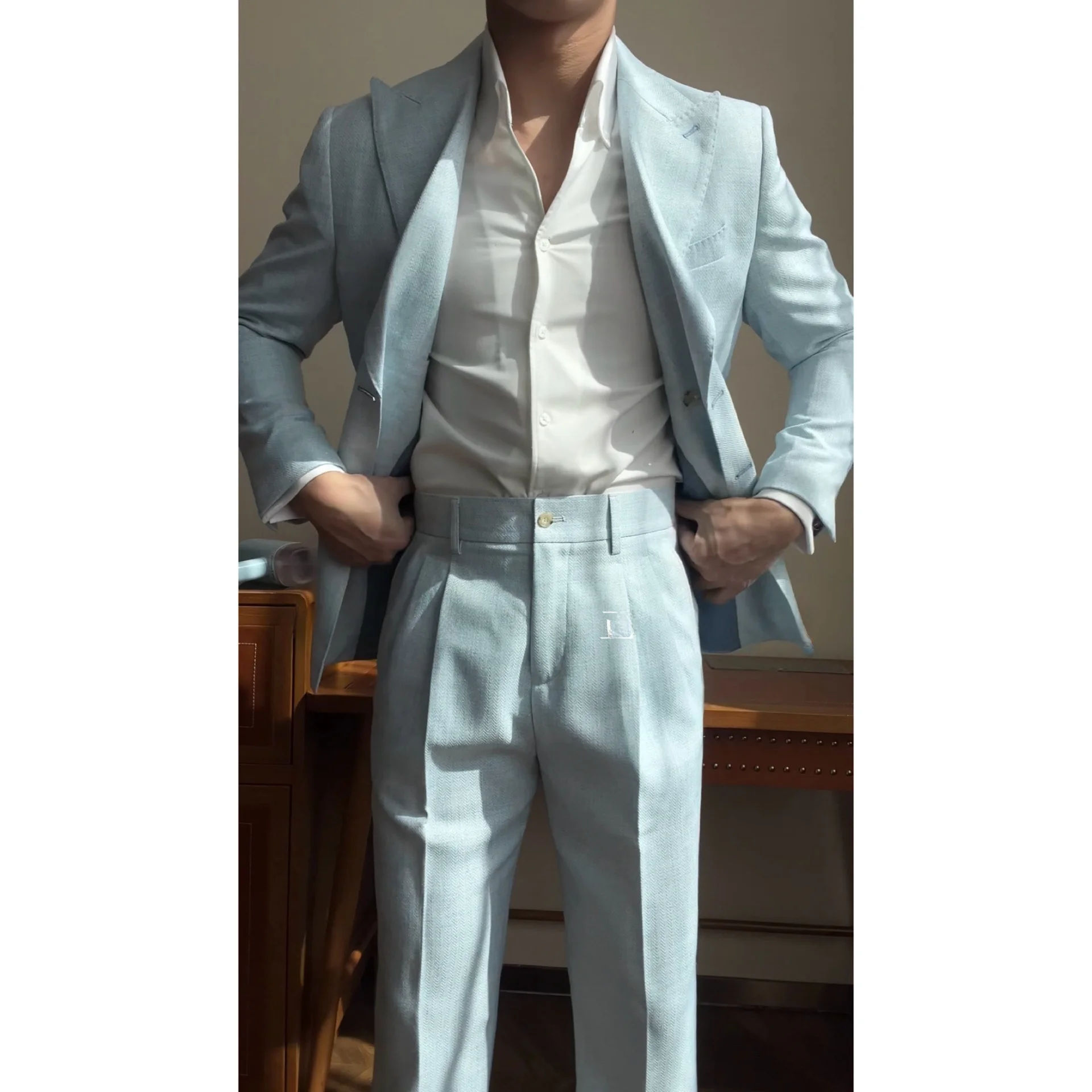 結婚式 スーツ グレー おすすめのカジュアルスーツスタイルとは？