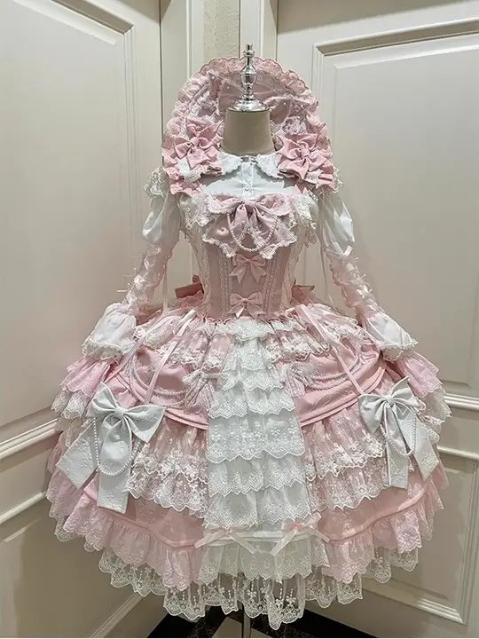 華やかで優雅なピンクのロリータ風ドレス【古典的デザイン・プリンセススタイル】