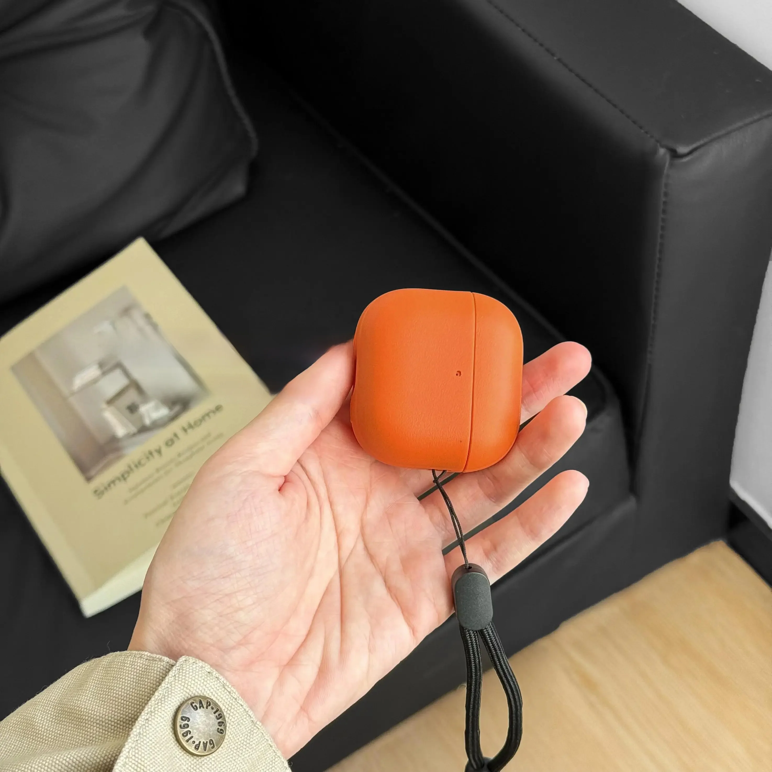 オレンジ色のAirPods Pro 3用イヤフォンケース：首掛けイヤホンとしての実用性とデザインのバランス