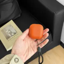 オレンジ色のAirPods Pro 3用イヤフォンケース【シンプルデザイン・Apple製品対応・持ち手付き・防衝撃】