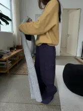 深いブルーのワイドレッグカーゴパンツ【女性用・フィット・カジュアル】
