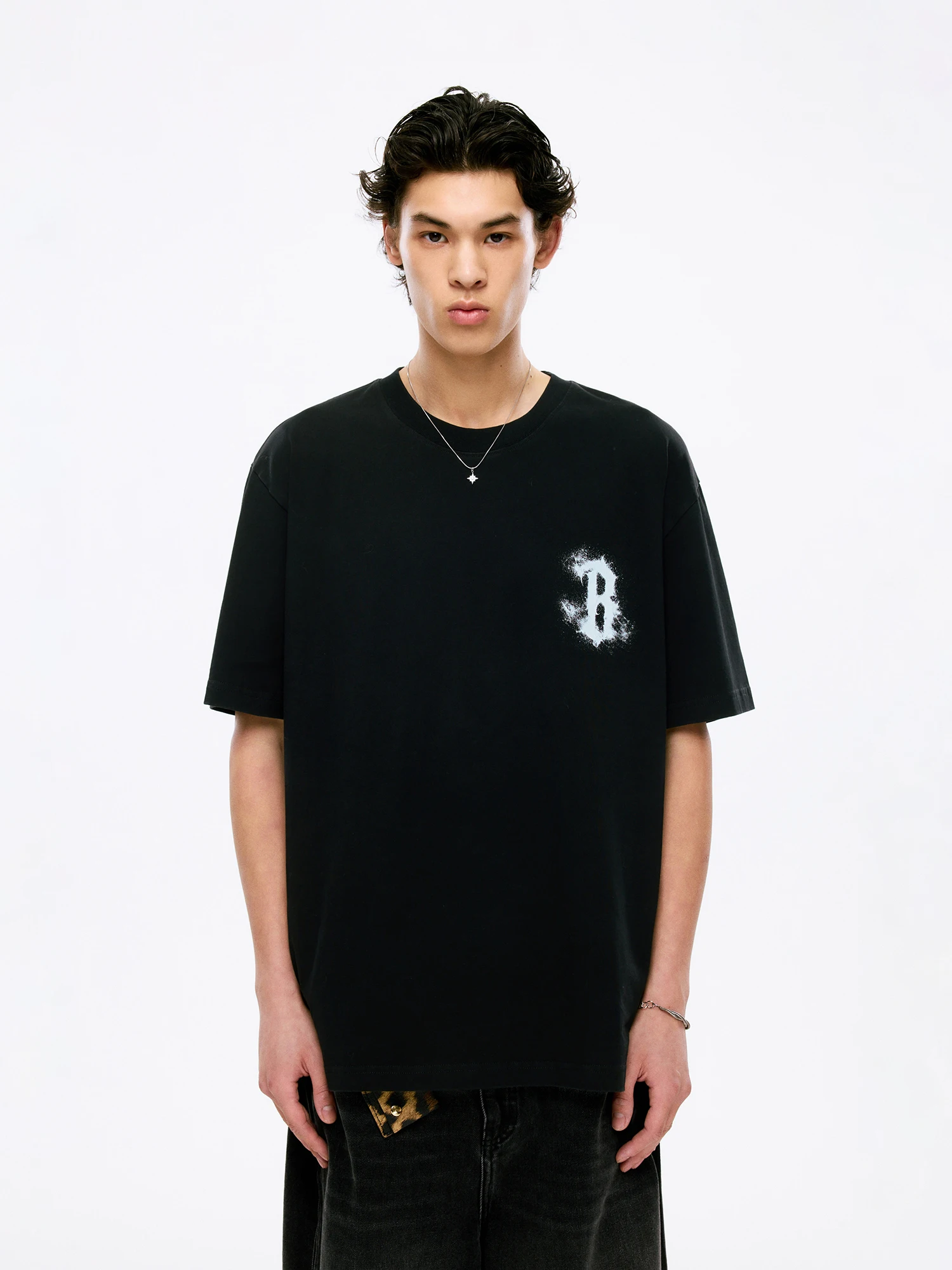 オーバーサイズTシャツをどう選ぶ？コットン100％のゆったり感が本当の  スタイルを生む理由