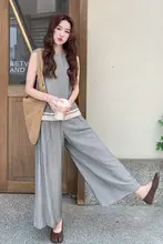 グレーの流れるフリンジ付きキャミソールとしたワイドパンツのコーディネート（セットアップ対応）