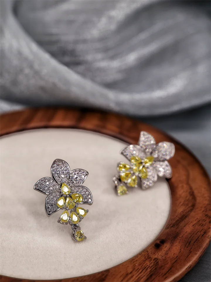 イヤリング【イエローとホ  ワイトの小花デザイン】