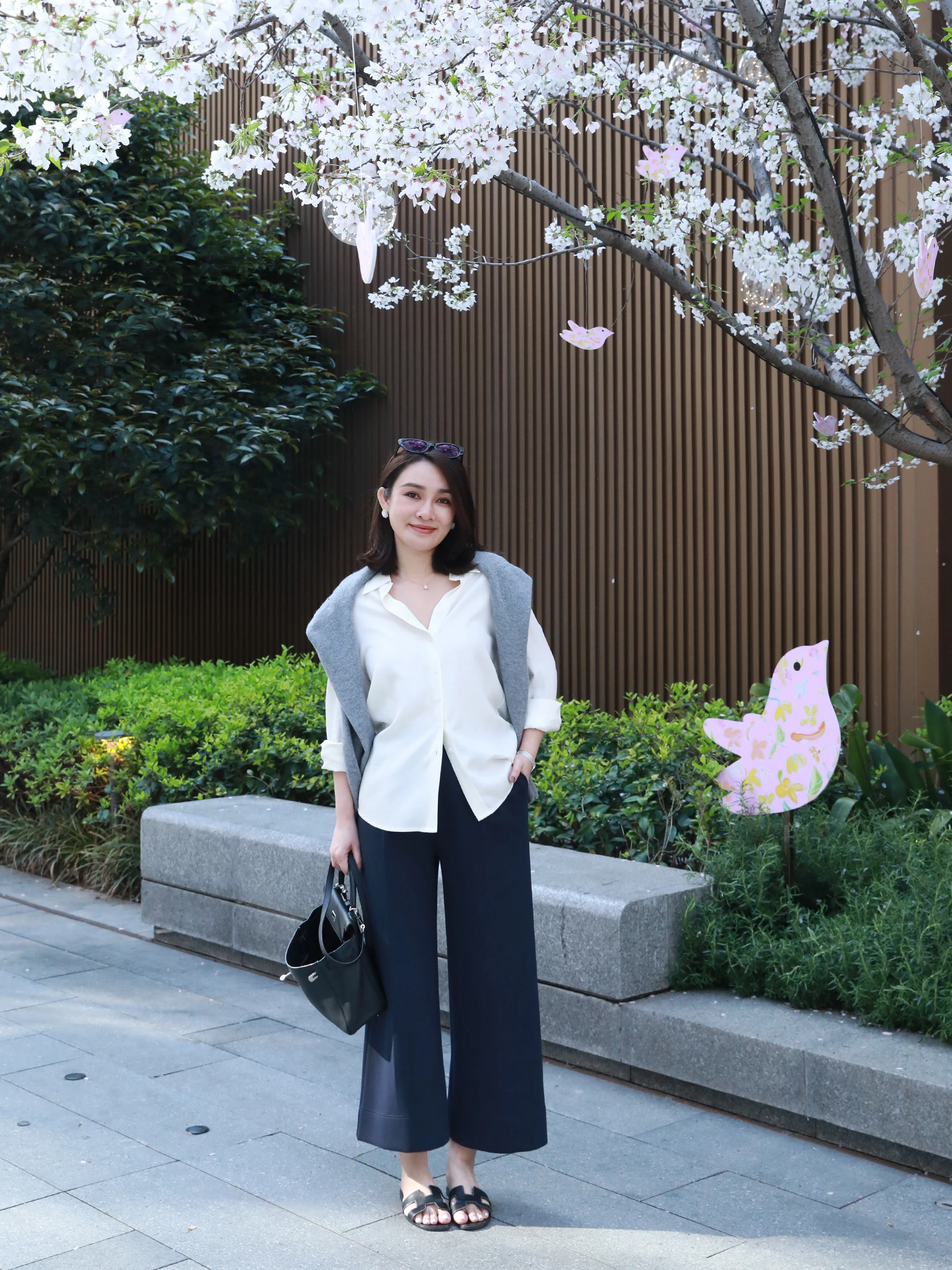 40代の通勤スタイルで悩むあなたへ：「空気感のあるワイドレッグパンツ」は本当に必要なのか？
