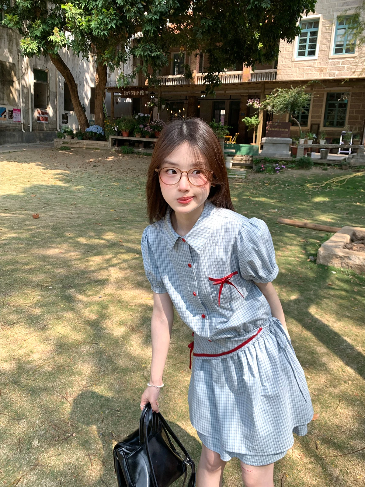 甘美な学院風デザインの小翻領アシンメトリーチェックシャツワンピース：女性向けカジュアルシーンでの実用性とスタイルのバランス