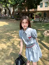 甘美な学院風デザインの小翻領アシンメトリーチェックシャツワンピース