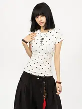 カジュアルなカーキ色ハートドット柄半袖Tシャツ【女性用・フィット感・ショート丈】