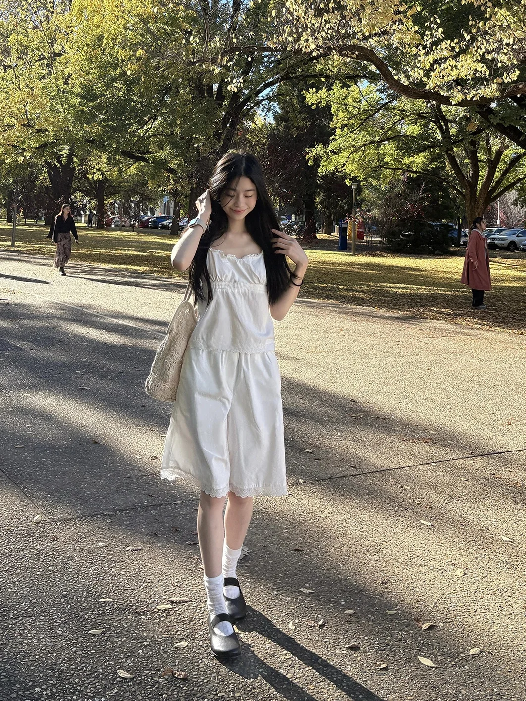 20代後半女子が今夏選ぶべき「おしゃれな着こなし」は？白色レースキャミソールとワイドパンツのセットアップ