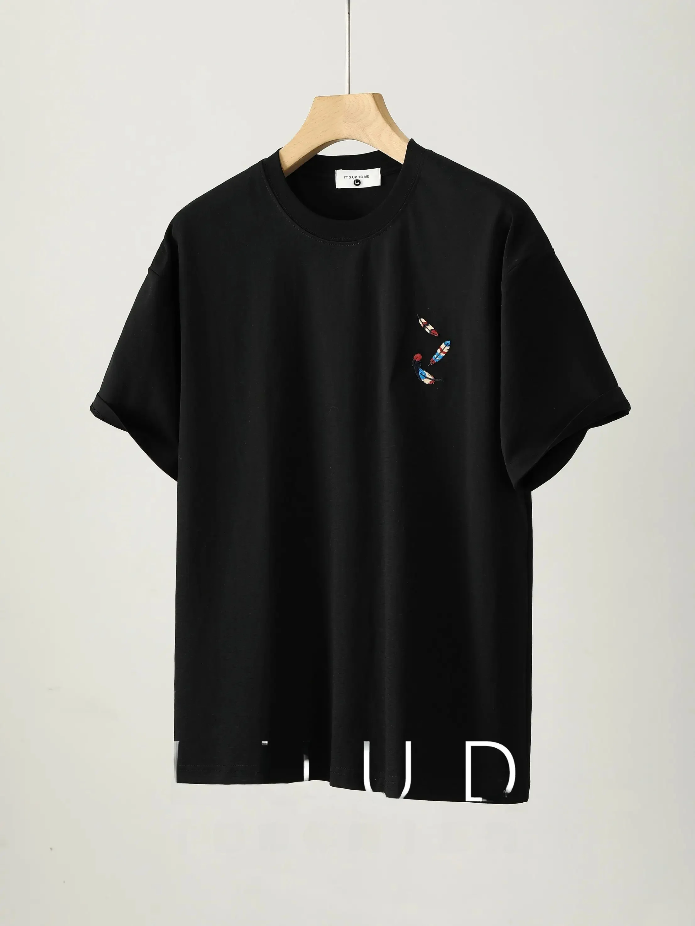 アート刺繍入りクルーネックTシャツ：夏の通勤スタイルに最適なデザインと機能のバランス