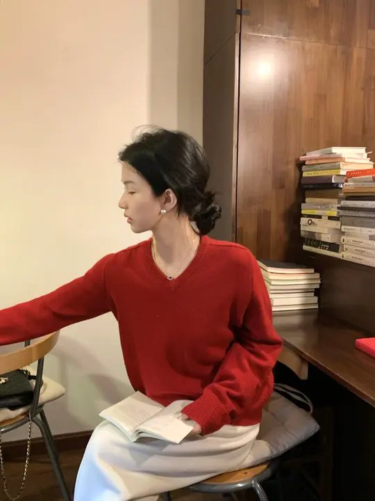 ヴィンテージ風 Vネックニットトップス【赤色・ウール混・シンプルなデザイン・上品】