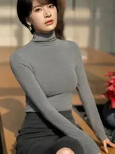 シンプルでエレガントなブラックハイネックニットシャツ【タイトフィット・秋冬用】