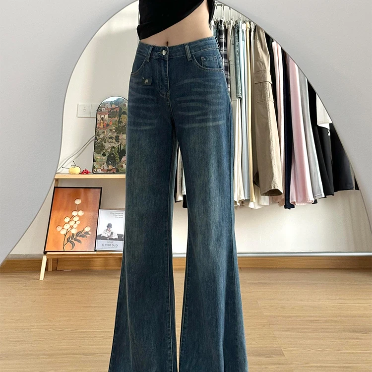 骨格ストレート フレアパンツ に似合うデザインは深い青色のストレートテーパードデニムパンツ